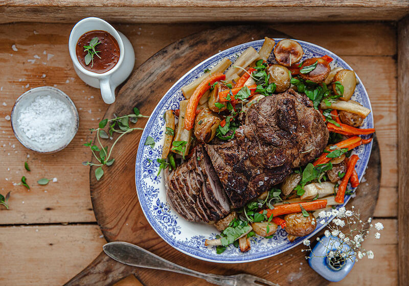 Vildsvinsstek med rotsaker och örtig gräddsås