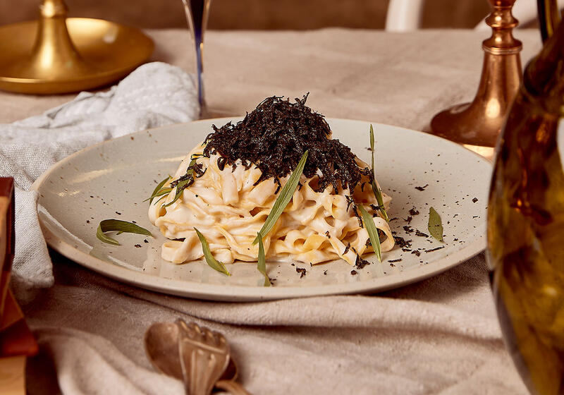 Tagliatelle i syrad grädde Västerbottensost dragon och färsk tryffel