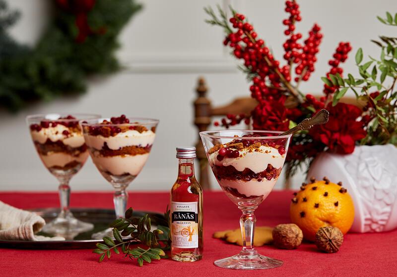 Cheesecake i glas med lingon och pepparkaka