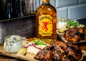 Fireballglaserade kycklingvingar med coleslaw och blue cheese dip