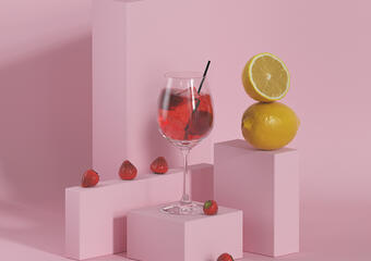 Strawberry Collins mot rosa bakgrund